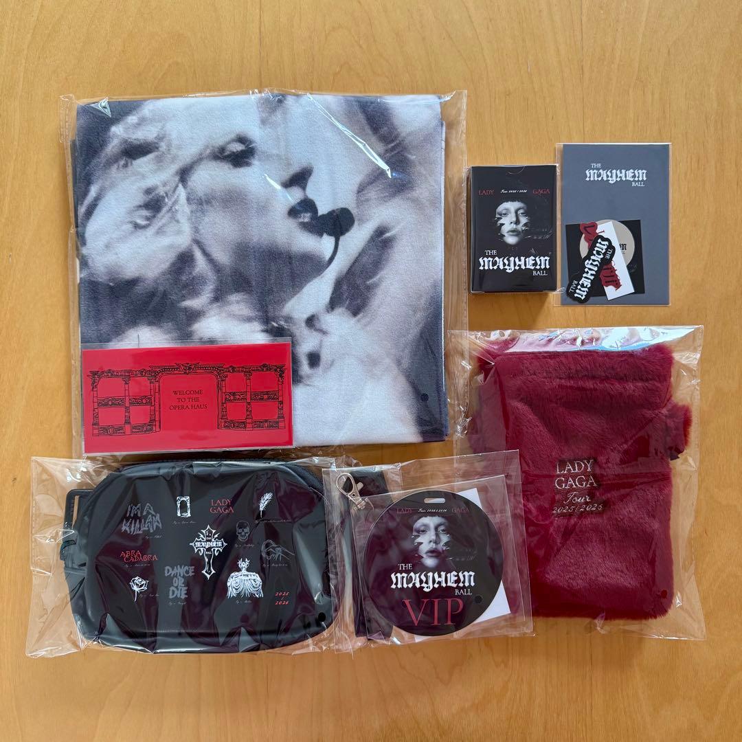 Lady Gaga The Mayhem Ball VIP Gold特典グッズ