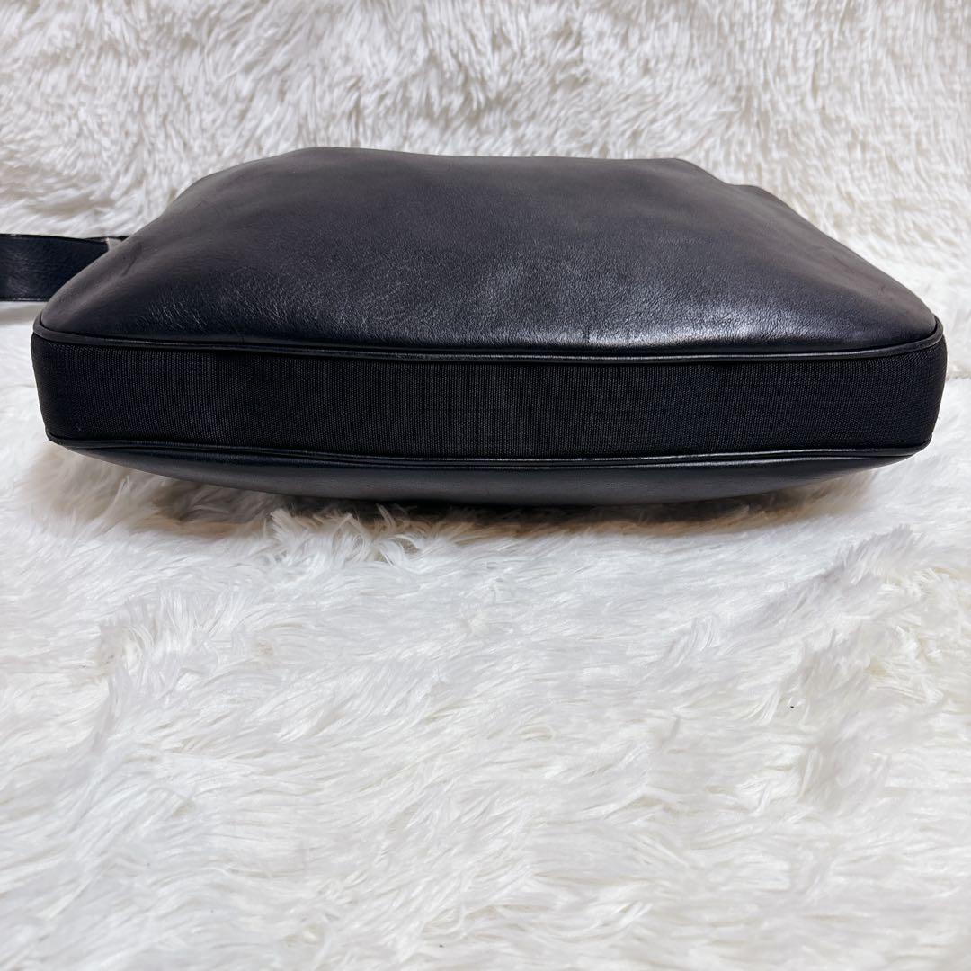 GUCCI グッチ　ワンショルダー　メッセンジャーバッグ　黒　GGタグなし