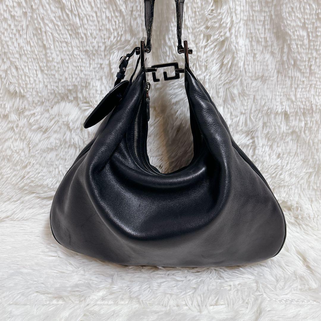 GUCCI グッチ　ワンショルダー　メッセンジャーバッグ　黒　GGタグなし