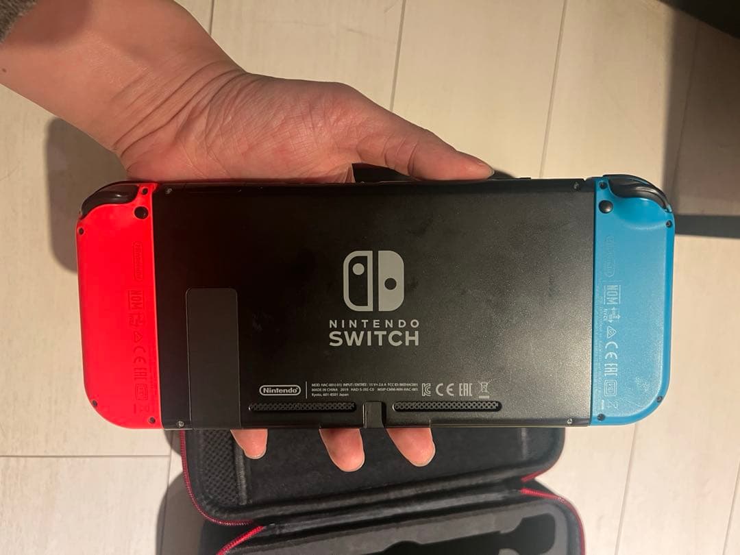 Switch とJoy-Conと収納ケースとゲーム三つ セットで出品