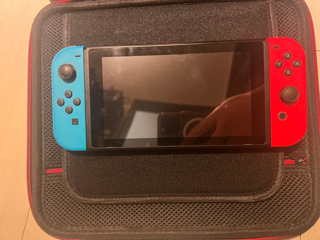 Switch とJoy-Conと収納ケースとゲーム三つ セットで出品