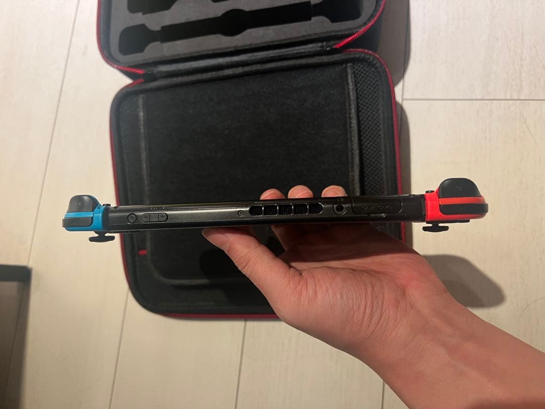 Switch とJoy-Conと収納ケースとゲーム三つ セットで出品