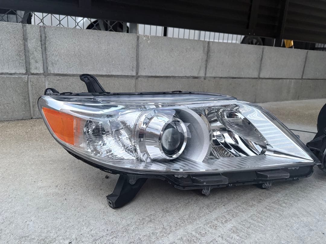 北米トヨタ シエナ 純正ヘッドライト