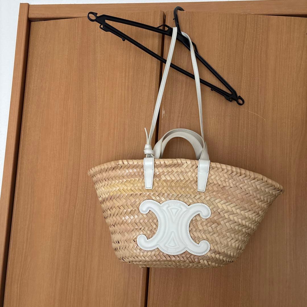 セリーヌのロゴ入りストローバッグ