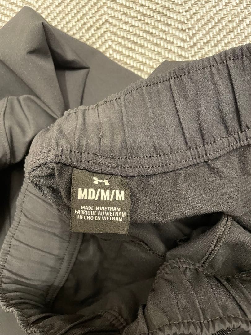 UNDER ARMOUR ブラックジャージセットアップ　Ｍサイズ