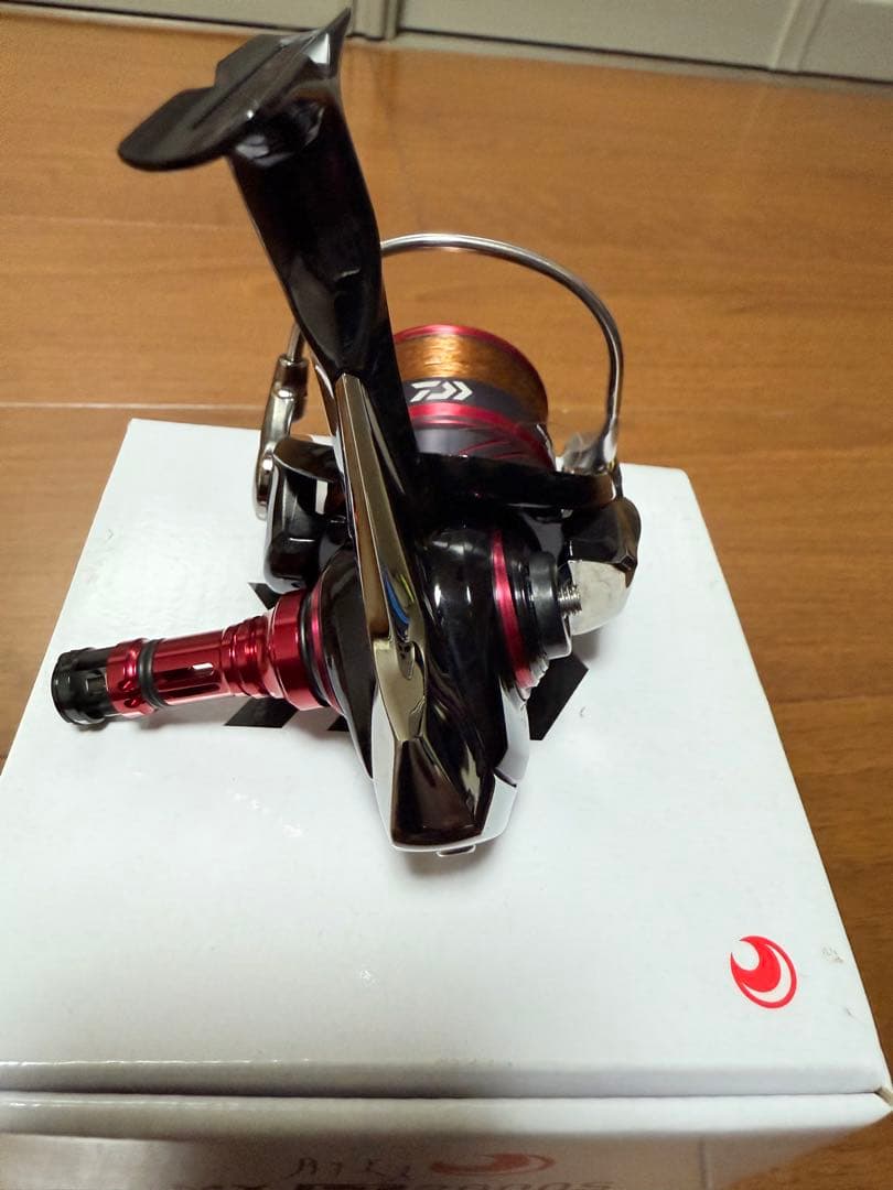 18月下美人MXLT2000Sダイワ スピニングリール 黒赤