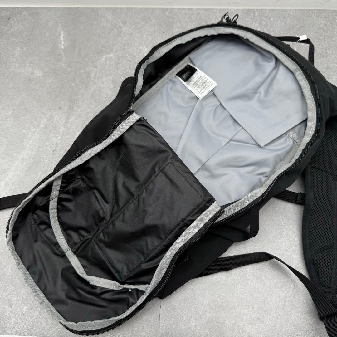 美品♥SALOMON ブラック多機能バックパック