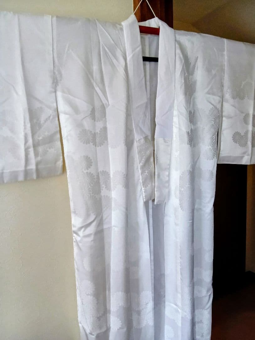 モ*ン様 未使用品　和服　東レシルック　菊模様　白　長襦袢