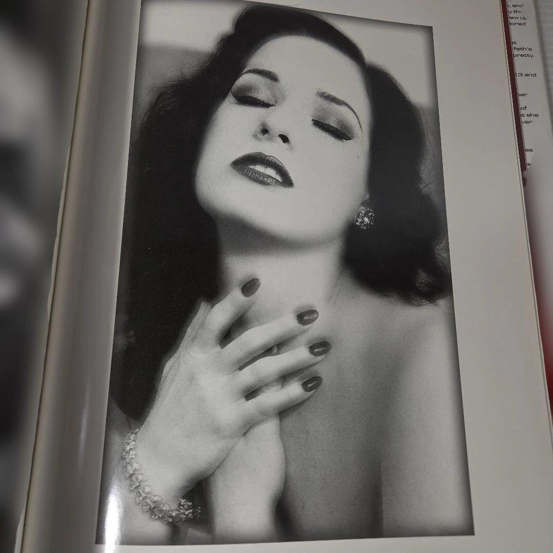 アート・デザイン・音楽 Dita Fetish Goddess