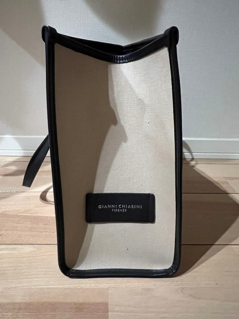 新品に近いGIANNI CHIARINI トートバッグ ベージュ/ブラック