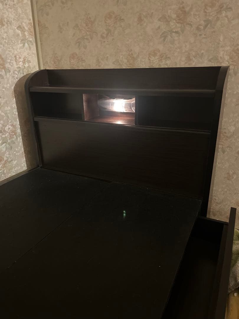 ダークブラウン シングルベッドフレーム 収納付き　ライト及び本棚付きホテルライク