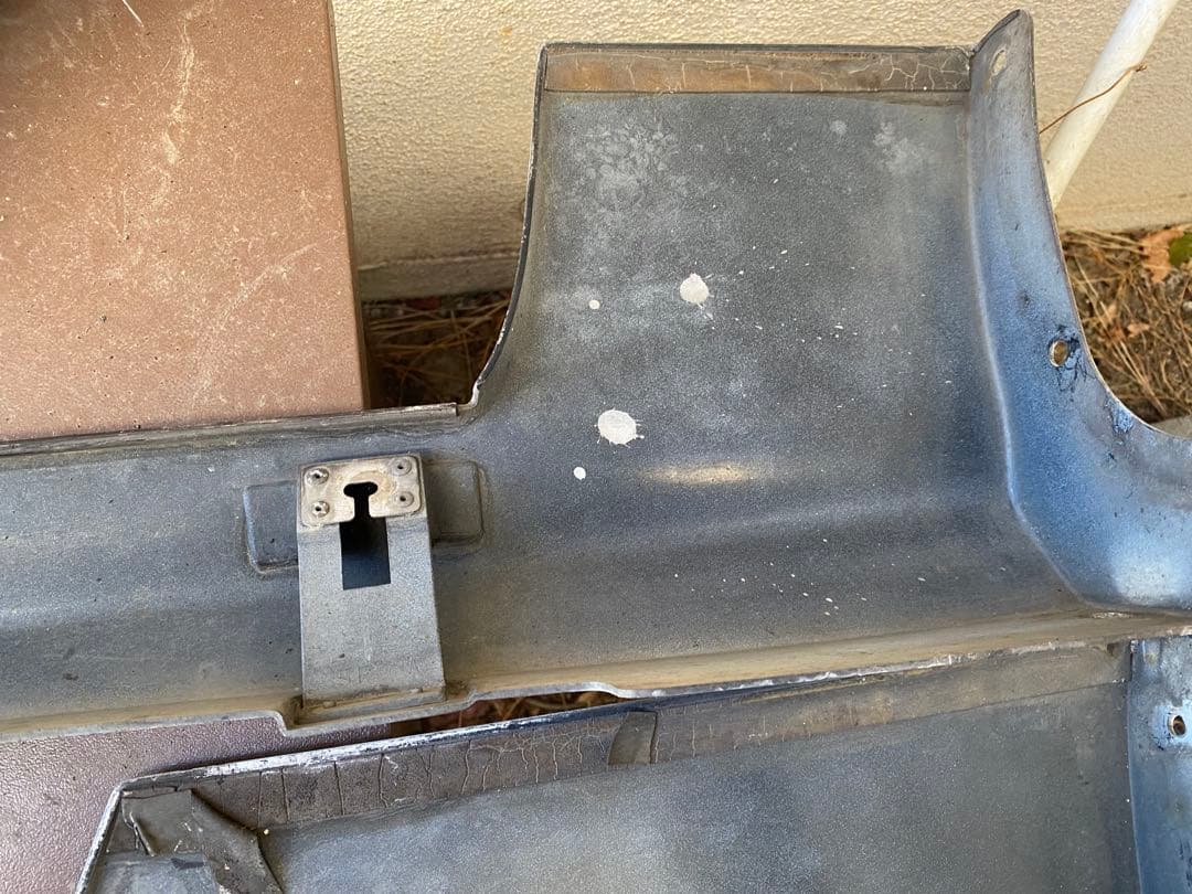 S14前期シルビアの純正型の左右のサイドスカート