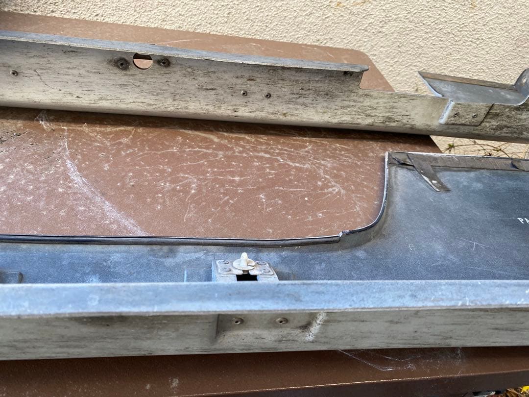 S14前期シルビアの純正型の左右のサイドスカート