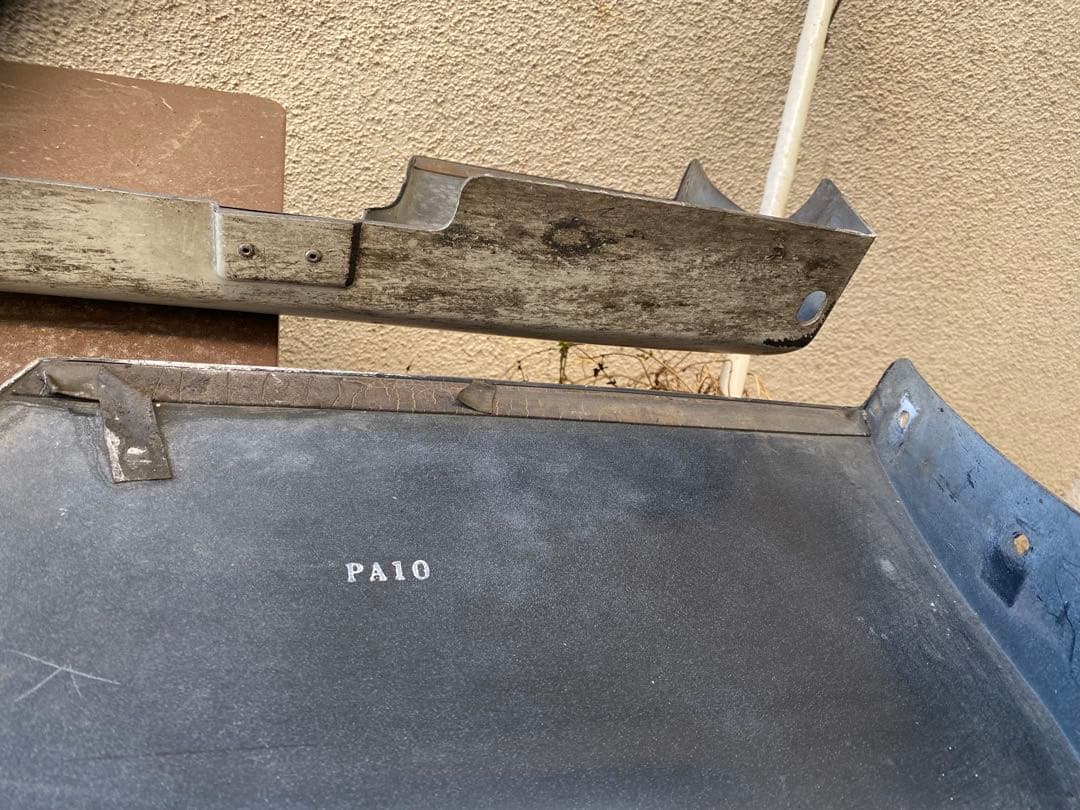 S14前期シルビアの純正型の左右のサイドスカート