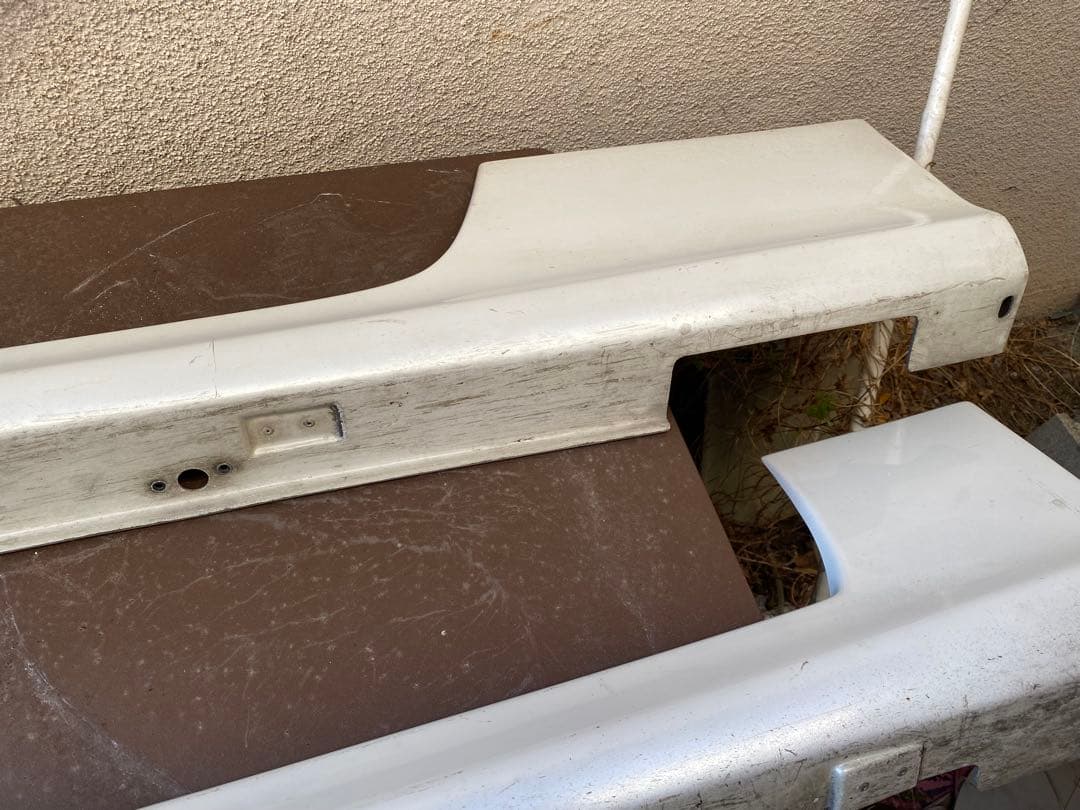 S14前期シルビアの純正型の左右のサイドスカート