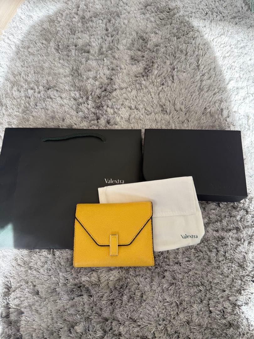 美品 ヴァレクストラ イジィデ レザー コンパクトウォレット イエロー