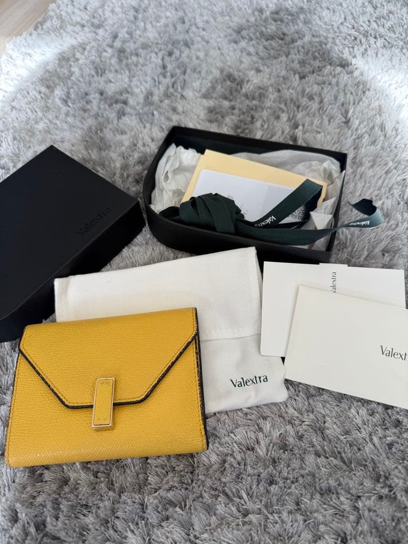 美品 ヴァレクストラ イジィデ レザー コンパクトウォレット イエロー