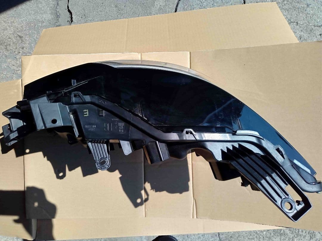 日産セレナeパワーGFC28 右LEDヘッドライト良品