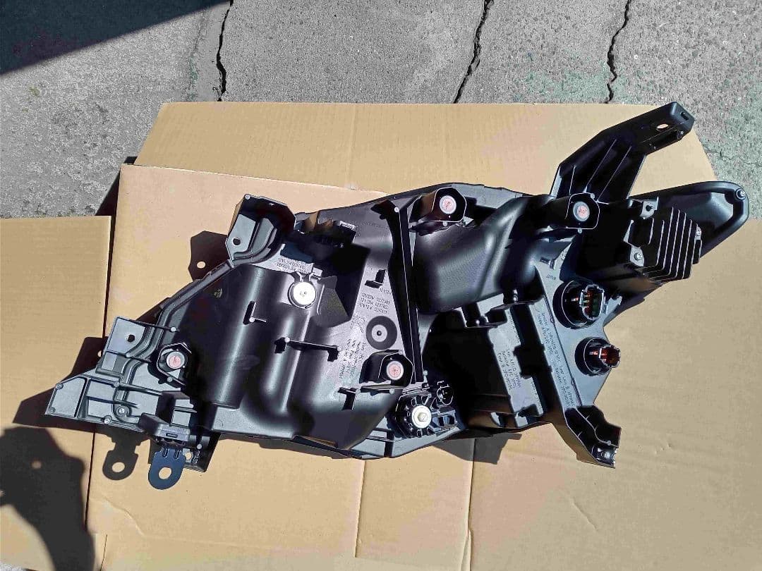 日産セレナeパワーGFC28 右LEDヘッドライト良品