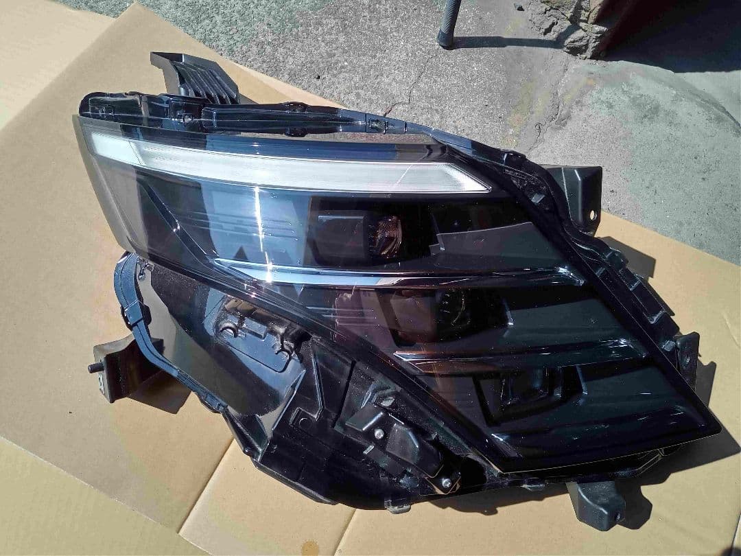 日産セレナeパワーGFC28 右LEDヘッドライト良品