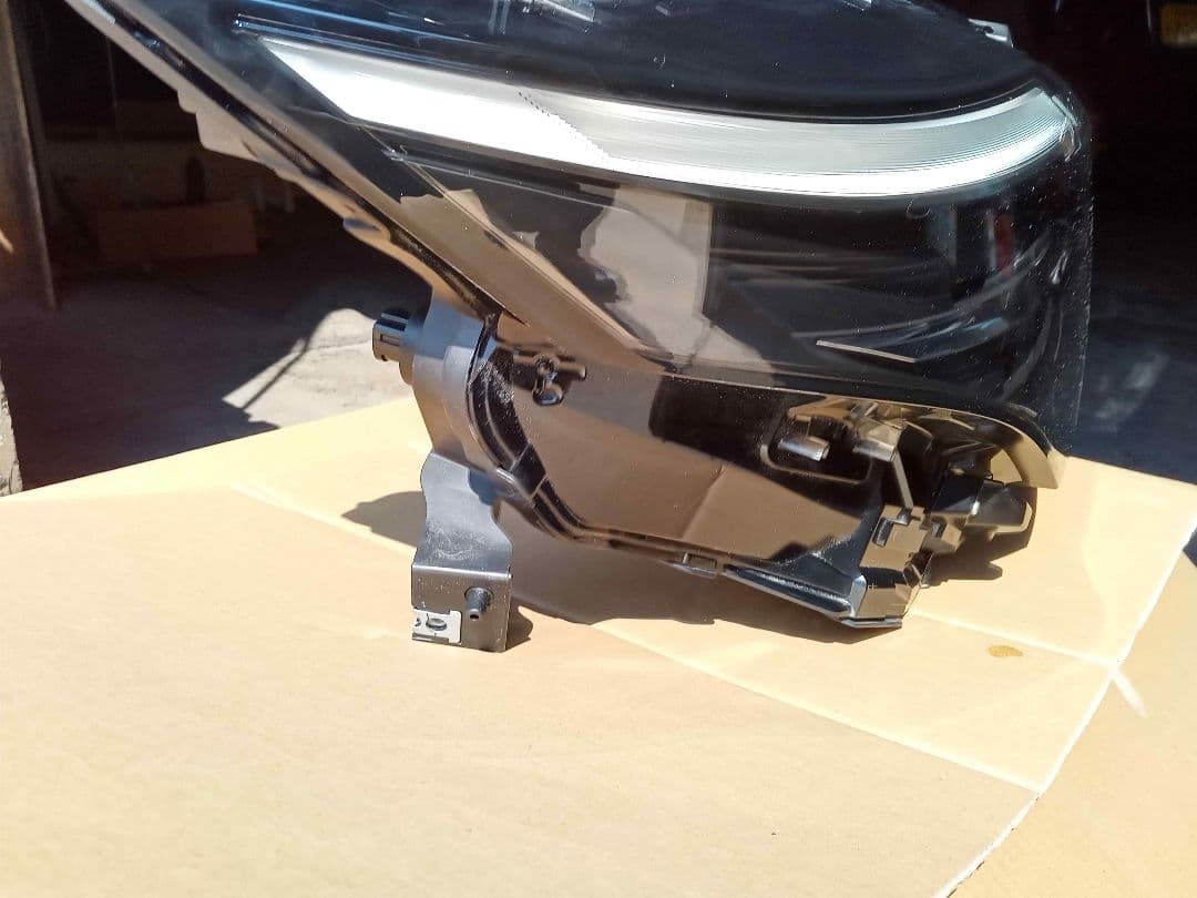 日産セレナeパワーGFC28 右LEDヘッドライト良品