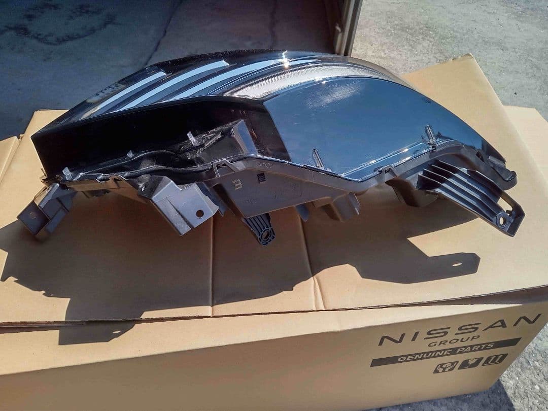 日産セレナeパワーGFC28 右LEDヘッドライト良品