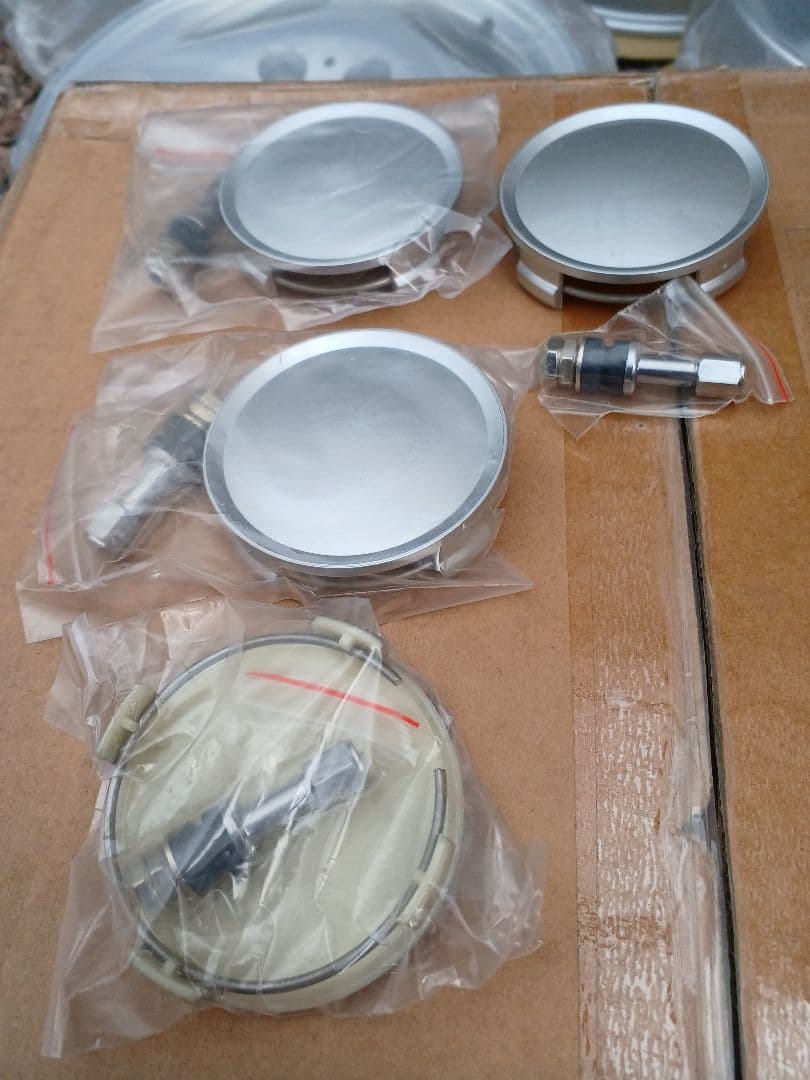 ★新品、未使用★15インチ 　ディッシュホイール　PCD114.3 5H　★