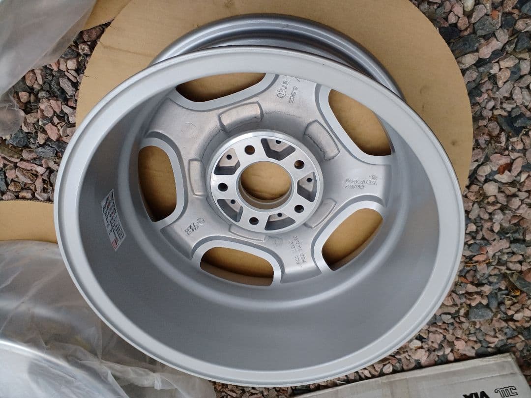 ★新品、未使用★15インチ 　ディッシュホイール　PCD114.3 5H　★