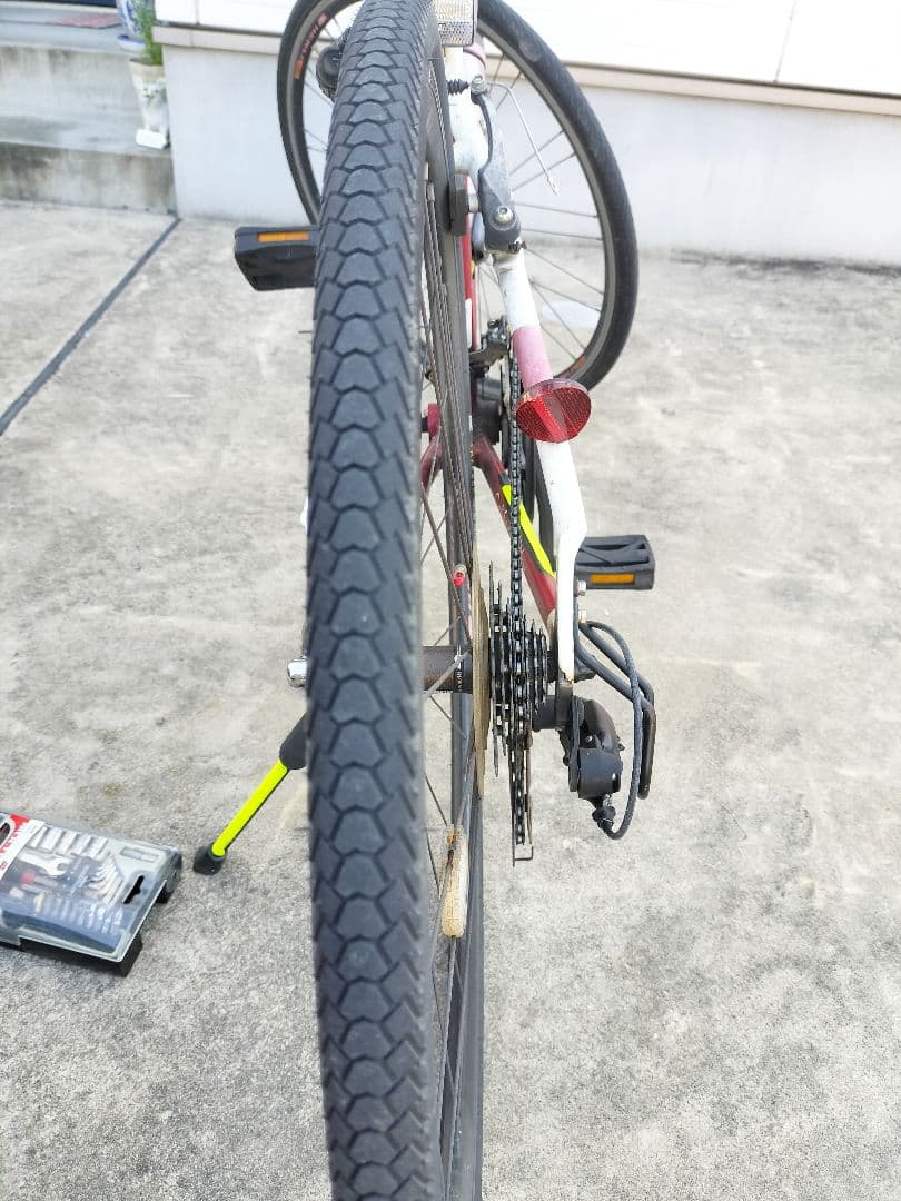 愛媛県受取限定、クロスバイク 赤と白 前カゴ付き