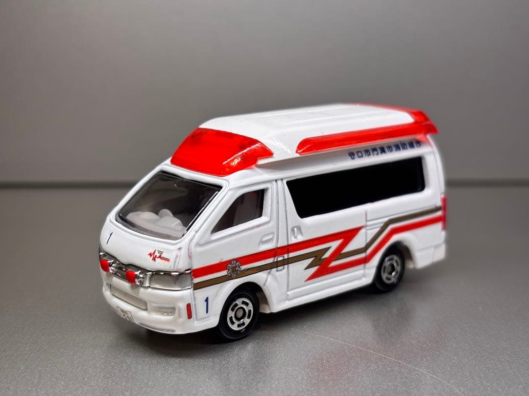 k トミカ救急車「カスタム」