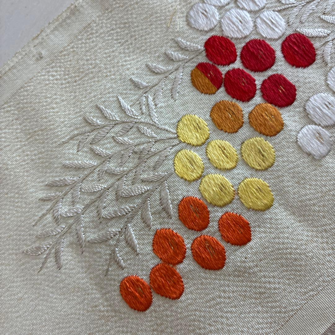 ■6239■アンティーク■正絹縮緬■時代物　薄い鳥の子色　南天柄　刺繍半衿■