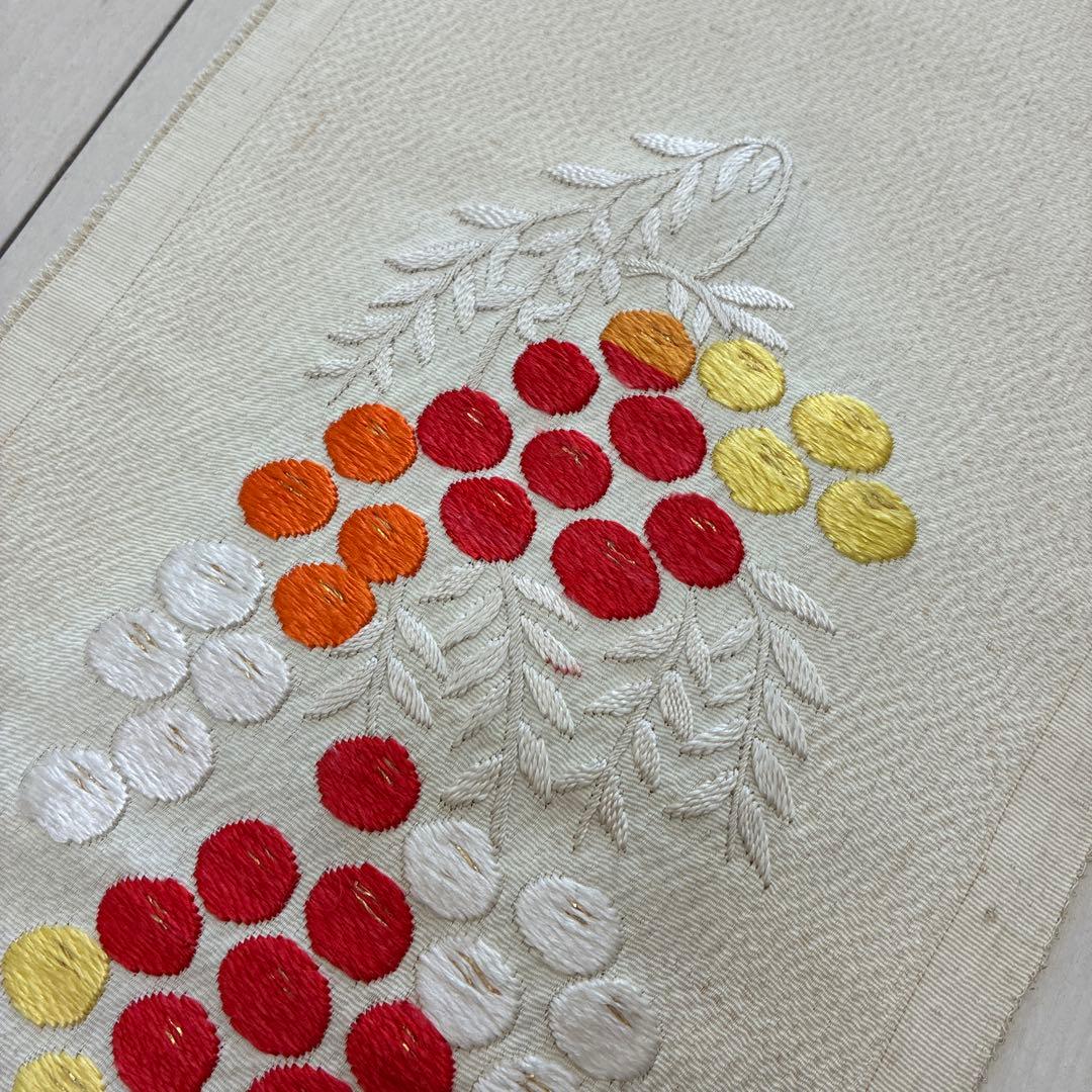 ■6239■アンティーク■正絹縮緬■時代物　薄い鳥の子色　南天柄　刺繍半衿■