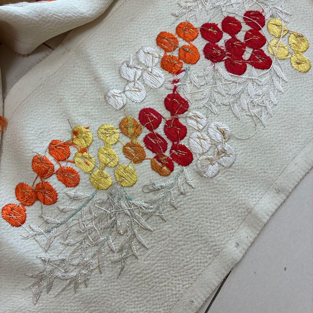 ■6239■アンティーク■正絹縮緬■時代物　薄い鳥の子色　南天柄　刺繍半衿■