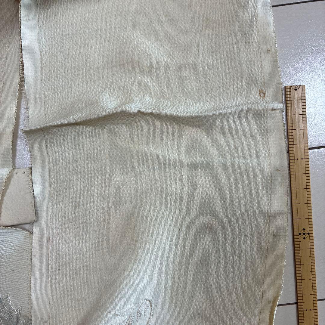 ■6239■アンティーク■正絹縮緬■時代物　薄い鳥の子色　南天柄　刺繍半衿■