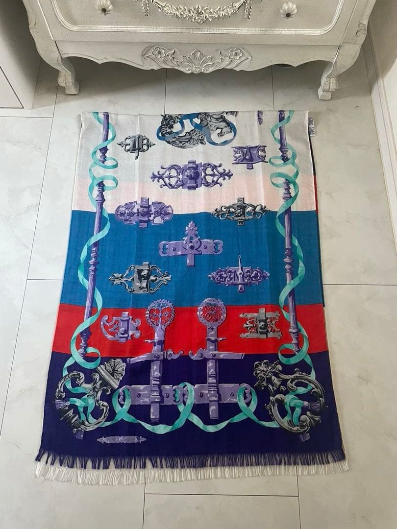 Hermes装飾的なマルチカラーストール