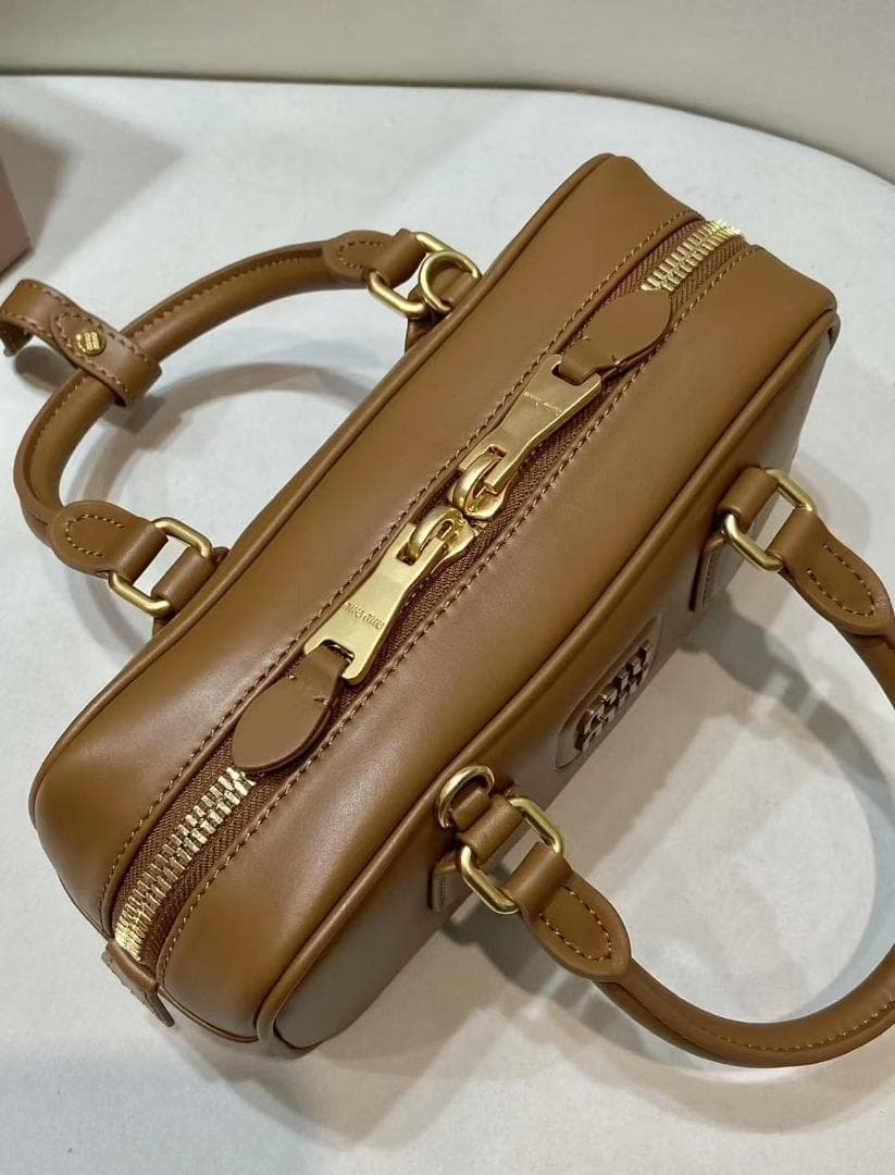 M☆IU MIU ベージュ レザー ショルダーバッグ~~~