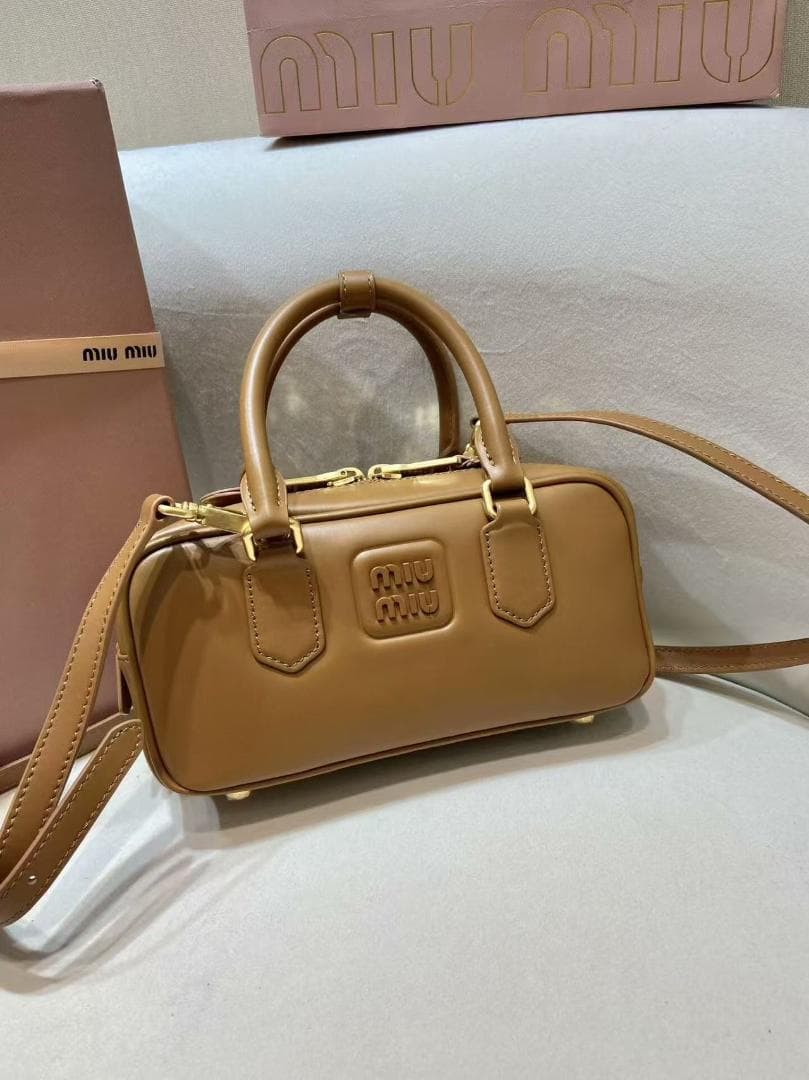 M☆IU MIU ベージュ レザー ショルダーバッグ~~~