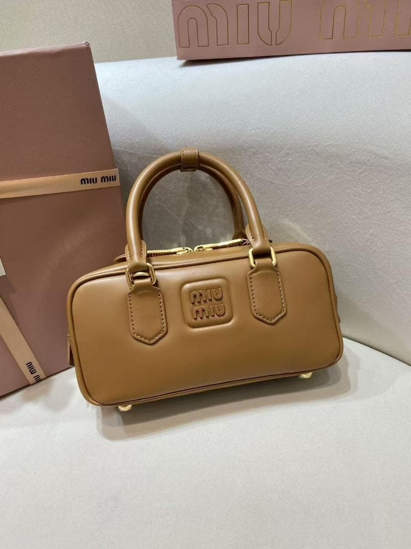 M☆IU MIU ベージュ レザー ショルダーバッグ~~~