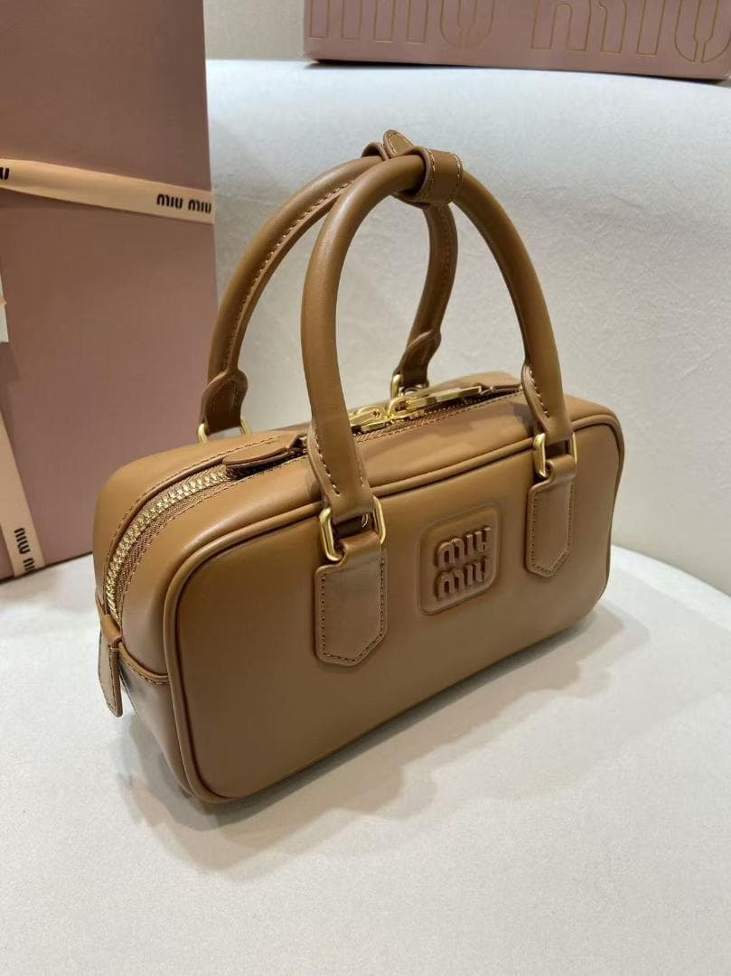 M☆IU MIU ベージュ レザー ショルダーバッグ~~~