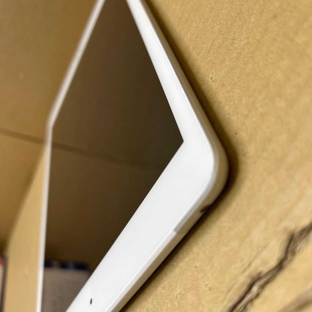 iPad (第７世代) Wi-Fi + Cellular 32GB シルバー