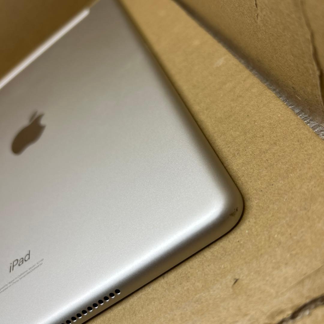 iPad (第７世代) Wi-Fi + Cellular 32GB シルバー