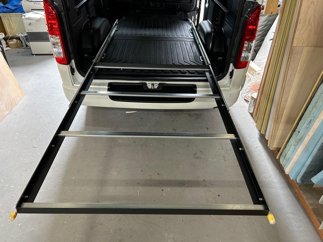 AKI ハイエース スライドフロア182　ブラックレール、引手ポール付