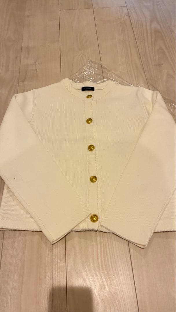 anuans オリジナルボタンノーカラーニットジャケット　アイボリー