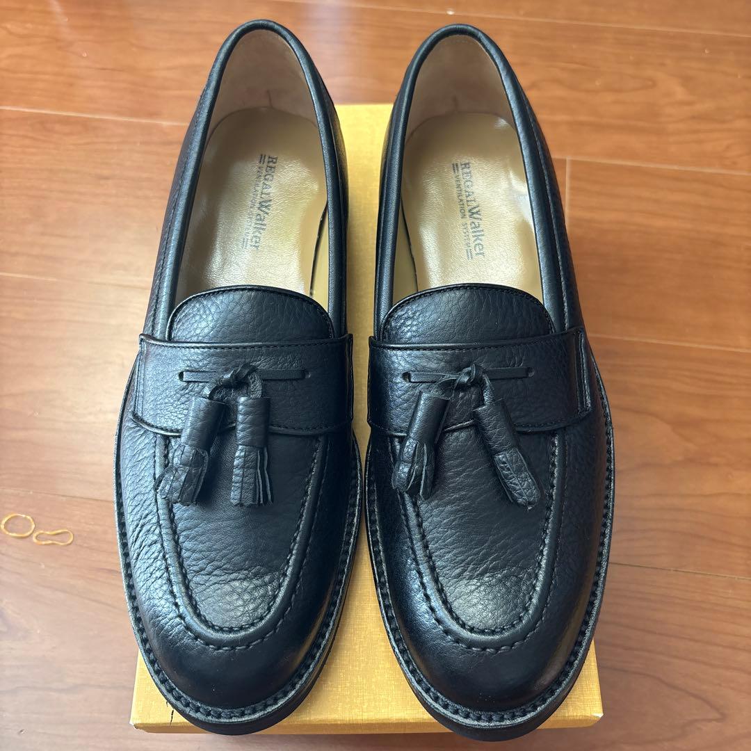 REGAL 黒いレザー タッセル付きローファー