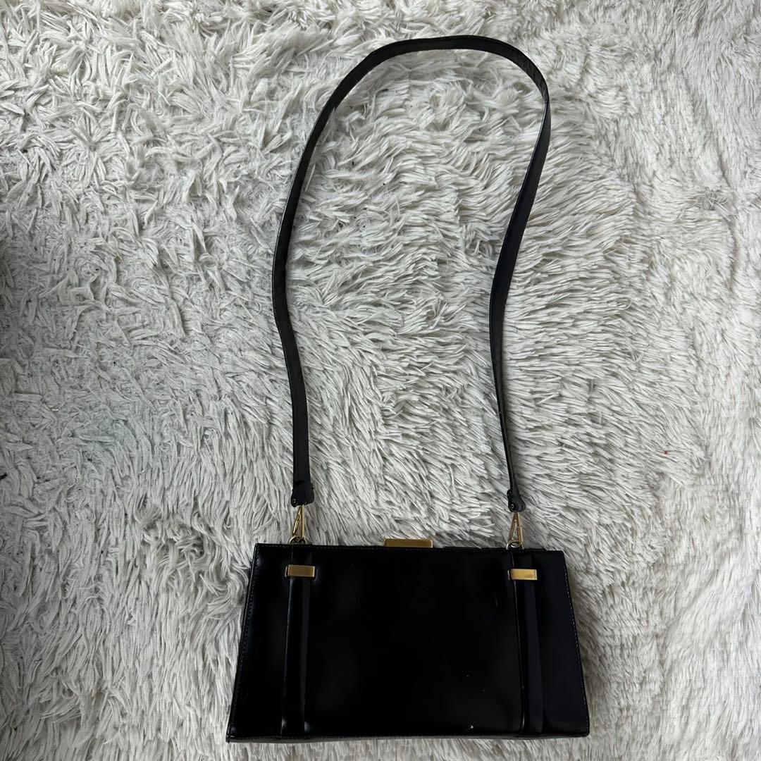 美品 グッチ レザー ショルダーバッグ がま口 ロゴ型押し パテント ブラック