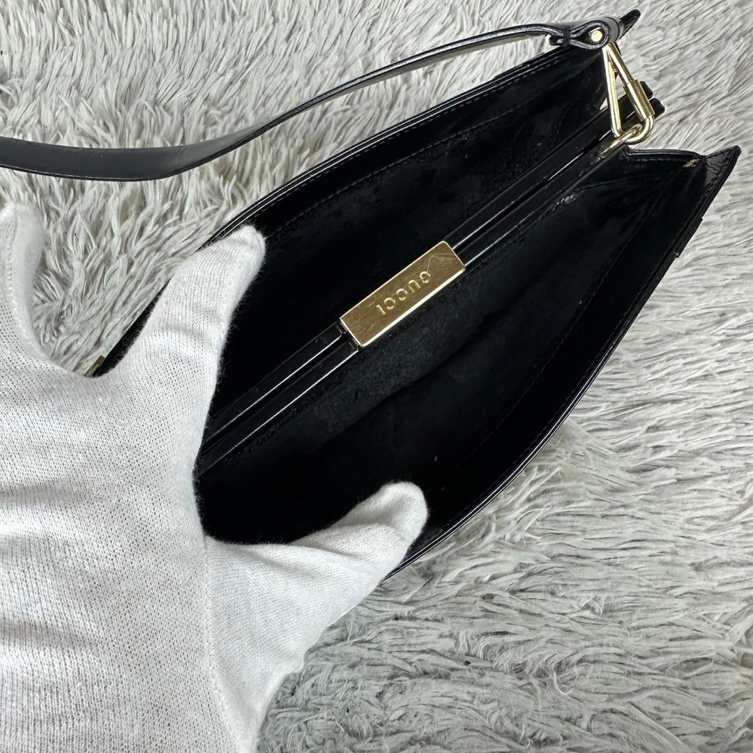 美品 グッチ レザー ショルダーバッグ がま口 ロゴ型押し パテント ブラック