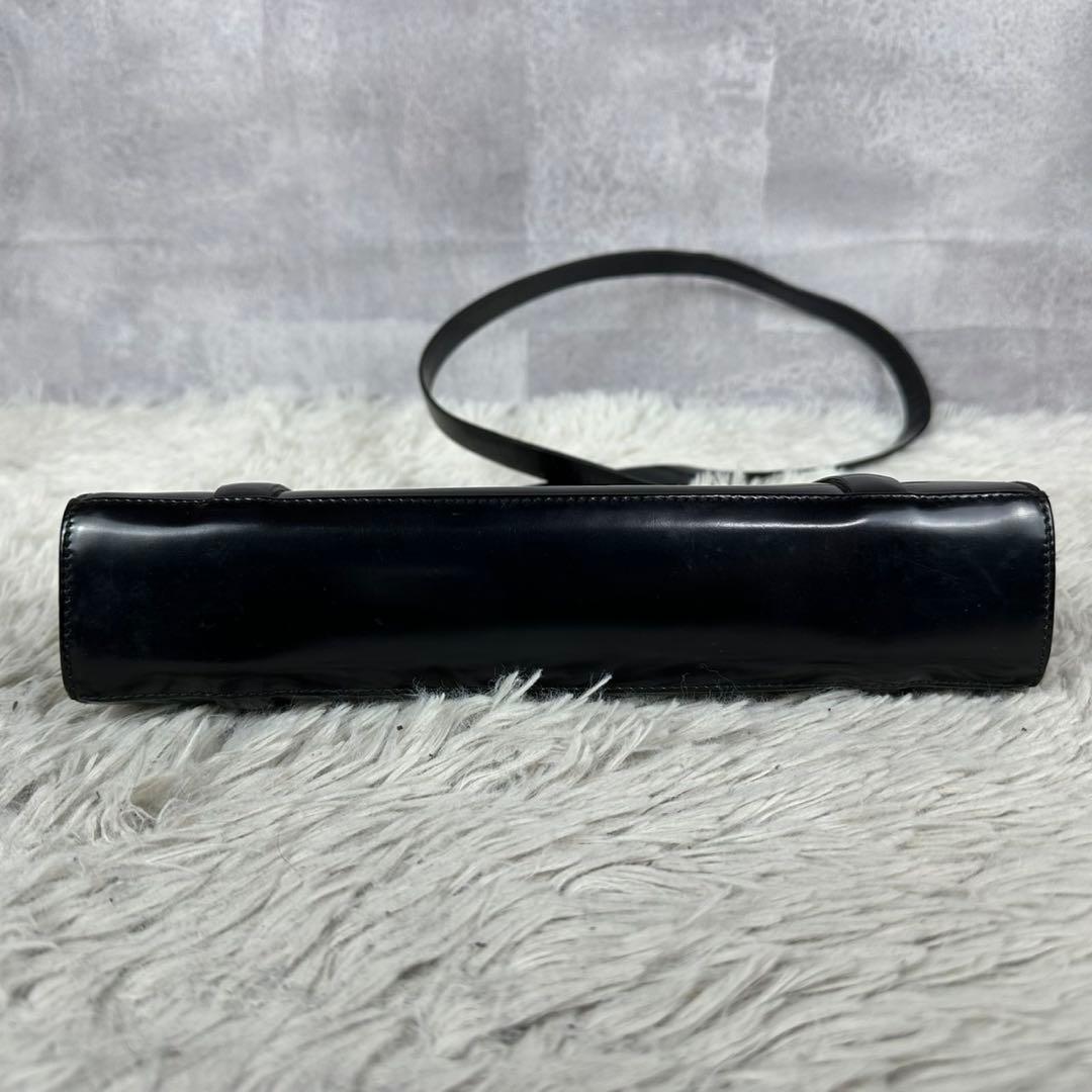 美品 グッチ レザー ショルダーバッグ がま口 ロゴ型押し パテント ブラック