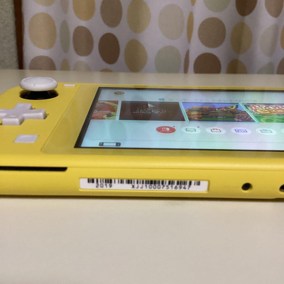 任天堂　Switchライト　イエロー　本体と充電器