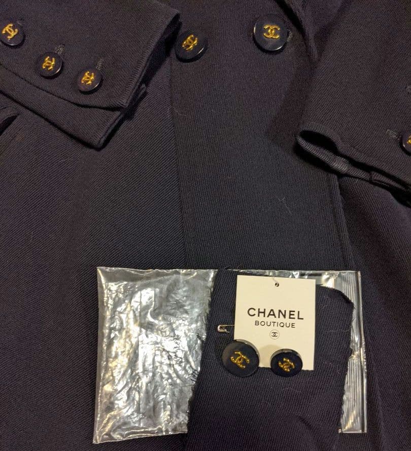 ♥ ヴィンテージCHANEL　Ａラインの紺色ジャケットCCボタン 完売したJK!