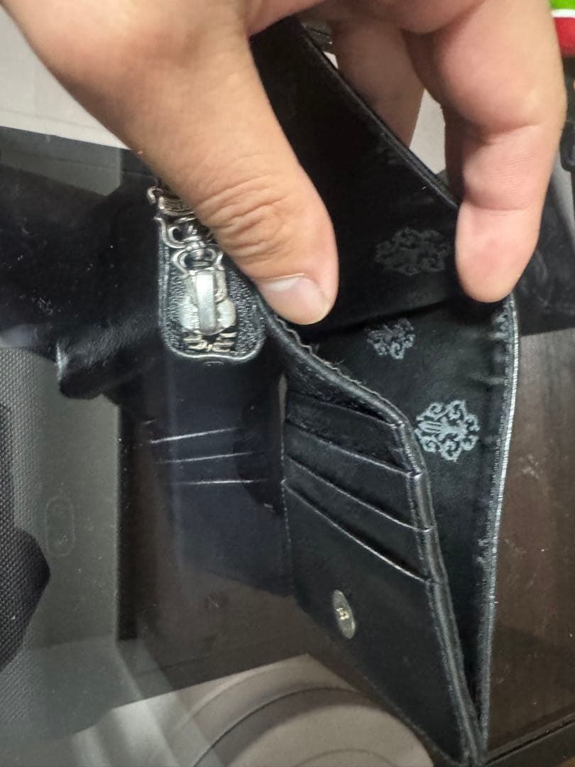 黒レザー二つ折り財布 ジッパー付き